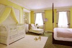 Дизайн спальни с детской кроваткой - оптимальное расположение
